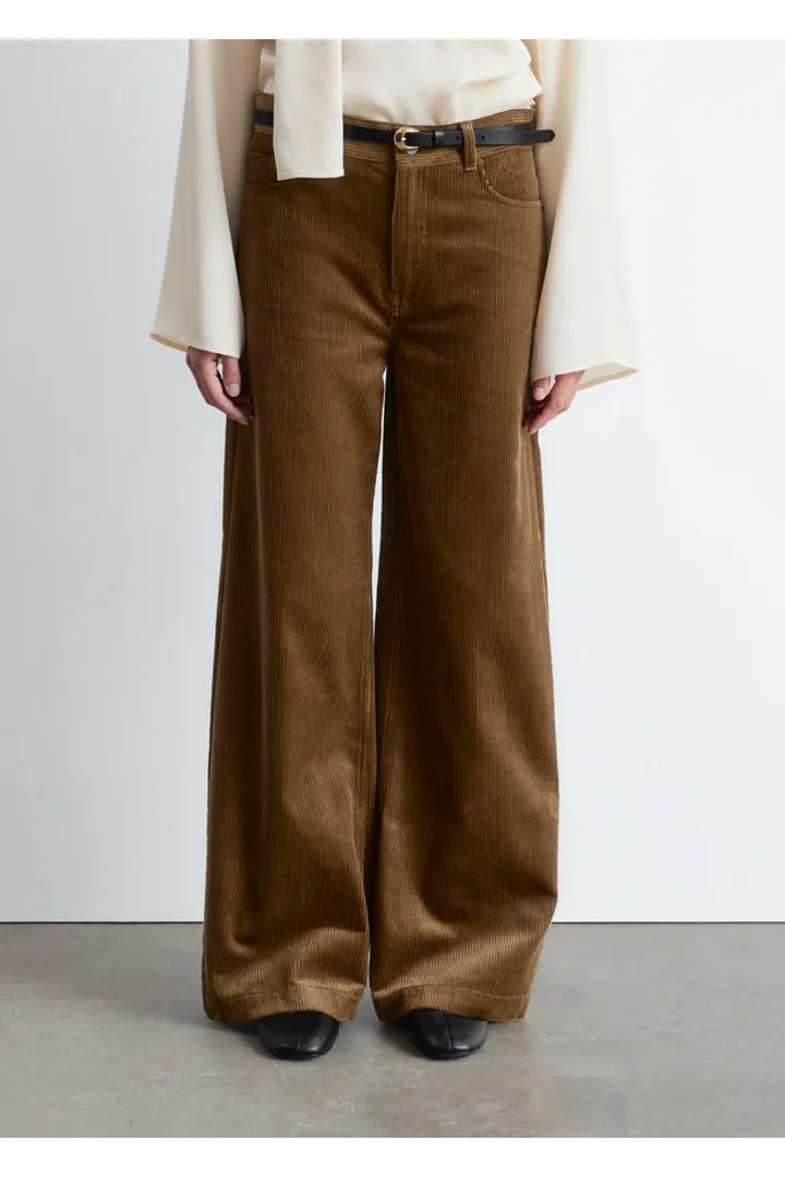앤아더스토리즈 와이드 코듀로이 트라우저의 미디엄 브라운컬러 ECOMLook입니다.