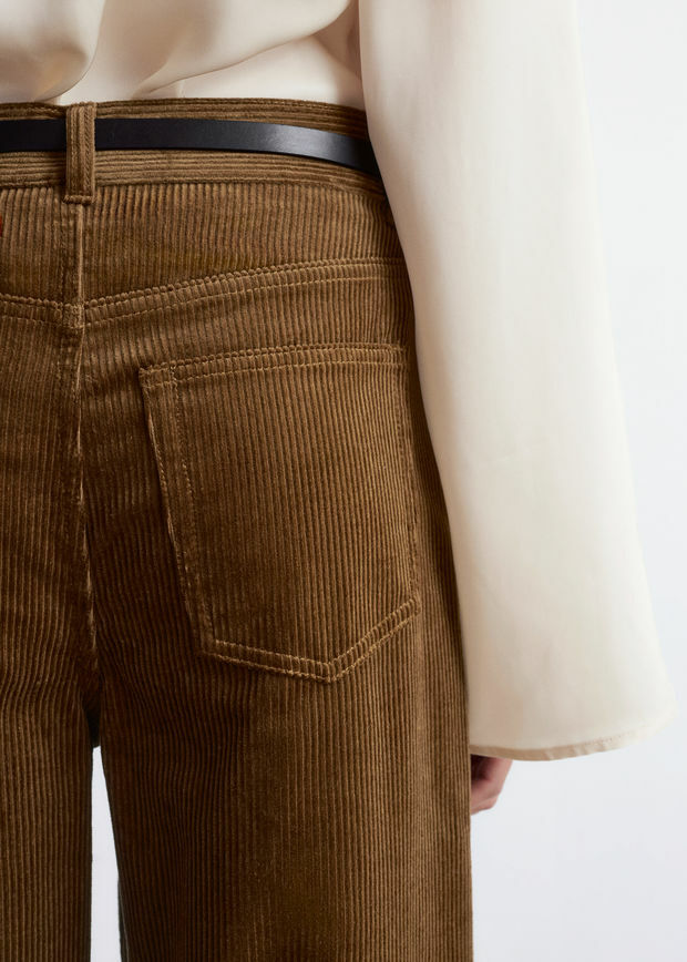 앤아더스토리즈 와이드 코듀로이 트라우저의 미디엄 브라운컬러 ECOMLook입니다.