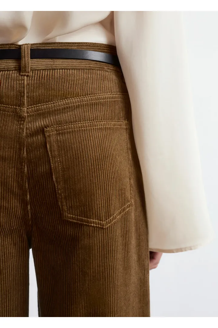 앤아더스토리즈 와이드 코듀로이 트라우저의 미디엄 브라운컬러 ECOMLook입니다.