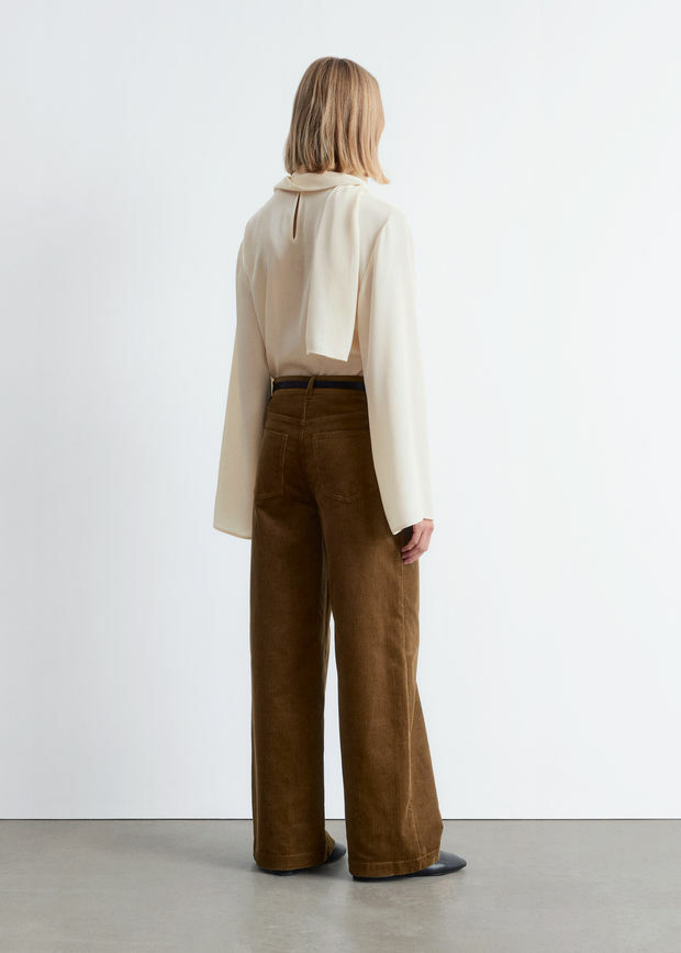 앤아더스토리즈 와이드 코듀로이 트라우저의 미디엄 브라운컬러 ECOMLook입니다.