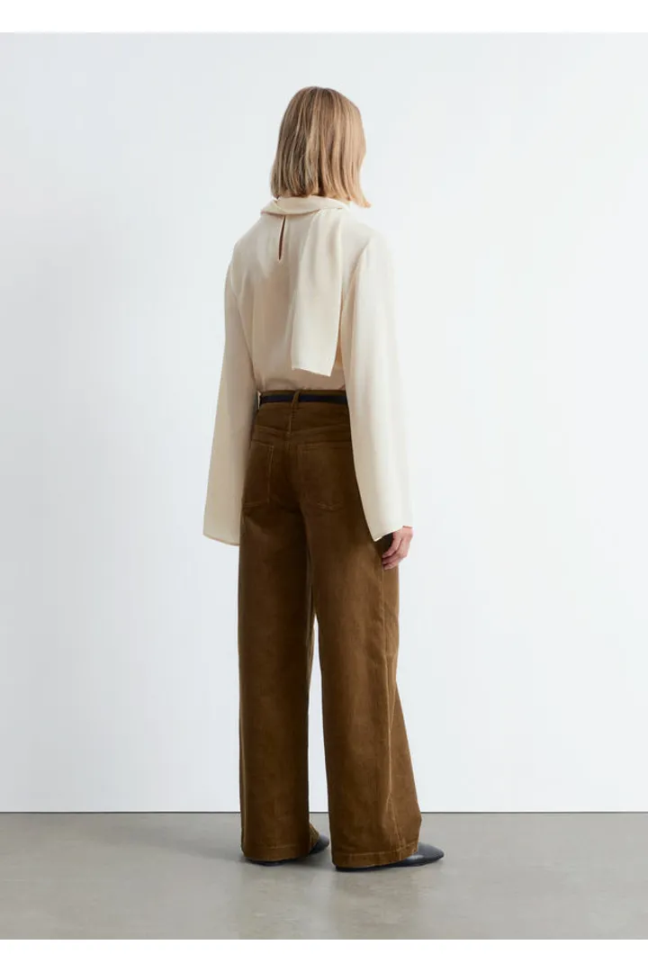 앤아더스토리즈 와이드 코듀로이 트라우저의 미디엄 브라운컬러 ECOMLook입니다.