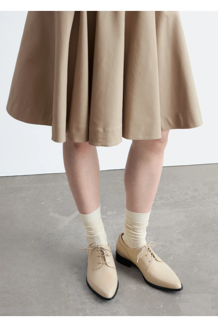 앤아더스토리즈 레더 더비 슈즈 의 크림컬러 ECOMLook입니다.