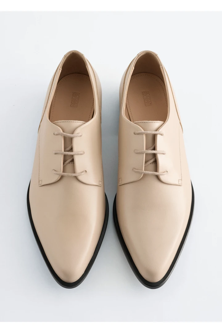 앤아더스토리즈 레더 더비 슈즈 의 크림컬러 Product입니다.