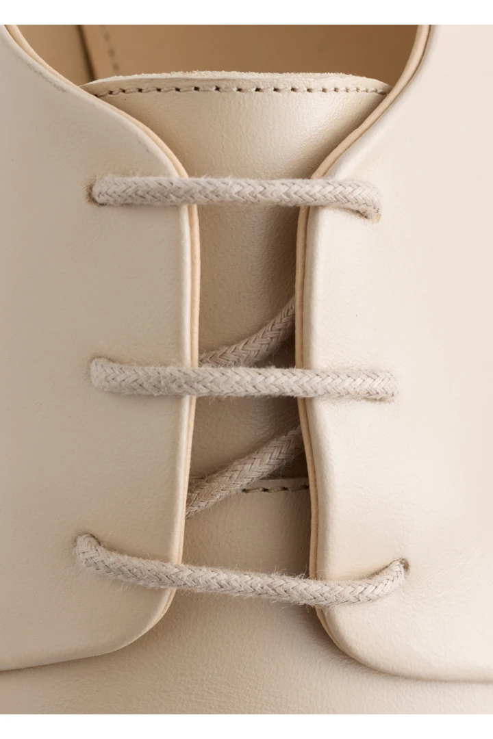 앤아더스토리즈 레더 더비 슈즈 의 크림컬러 Detail입니다.