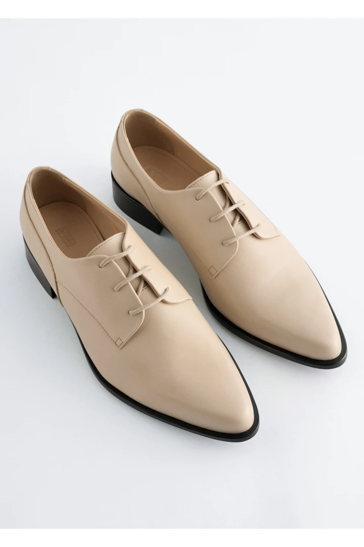 앤아더스토리즈 레더 더비 슈즈 의 크림컬러 Product입니다.