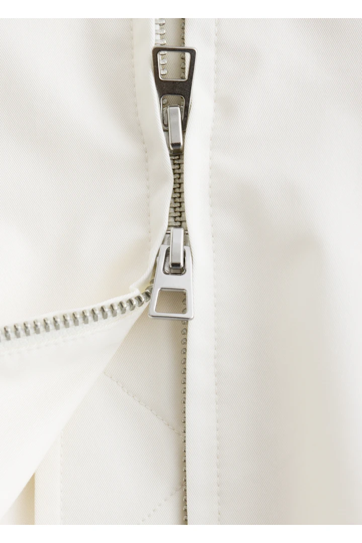 앤아더스토리즈 집업 트윌 자켓 의 화이트컬러 Detail입니다.