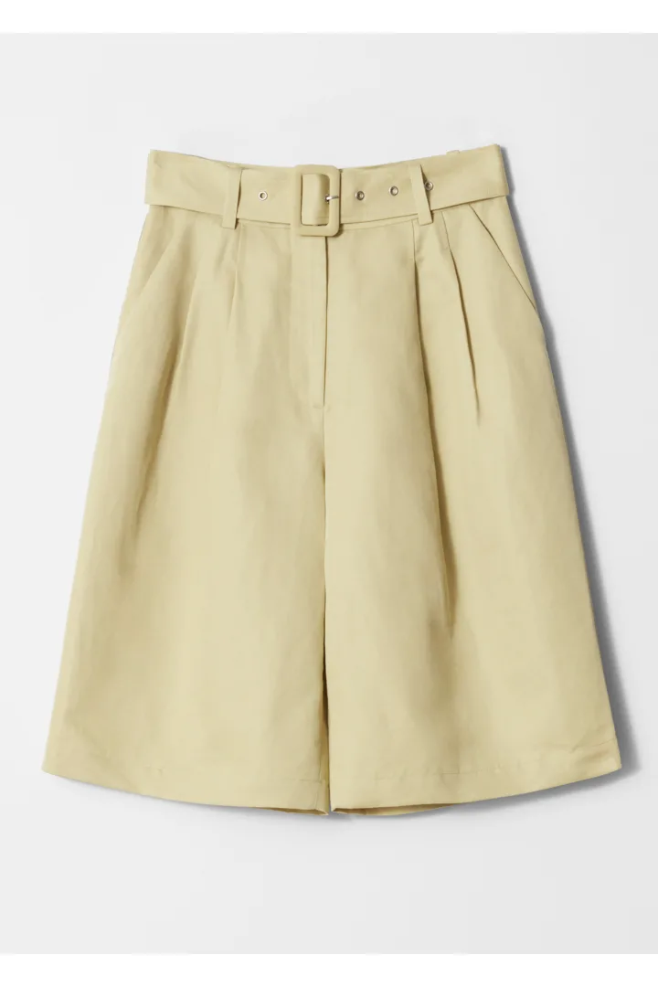 앤아더스토리즈 플리츠 버뮤다 쇼츠의 옐로우컬러 Product입니다.