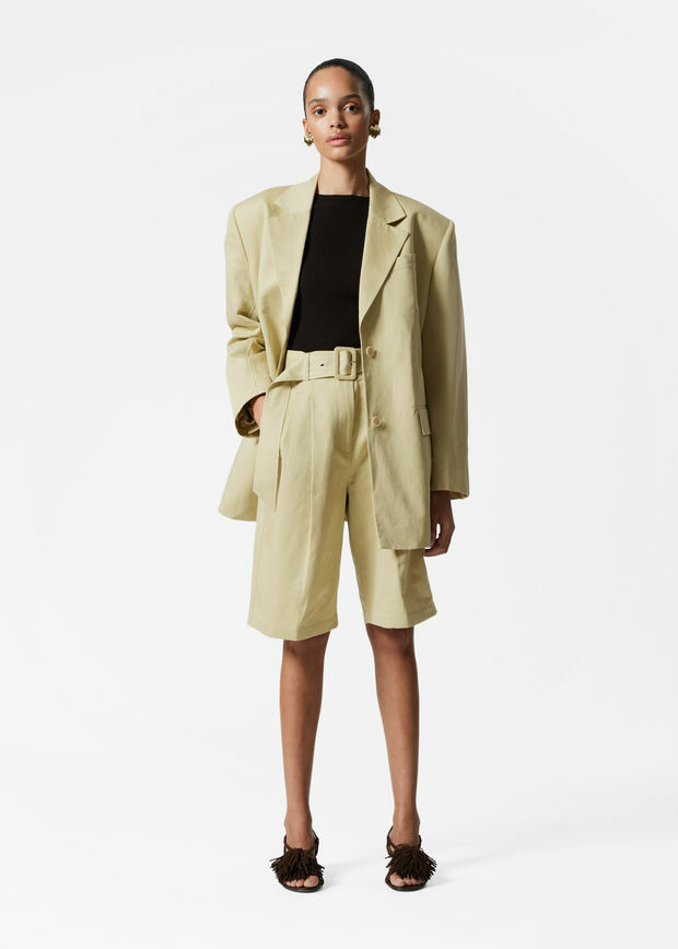 앤아더스토리즈 플리츠 버뮤다 쇼츠의 옐로우컬러 ECOMLook입니다.