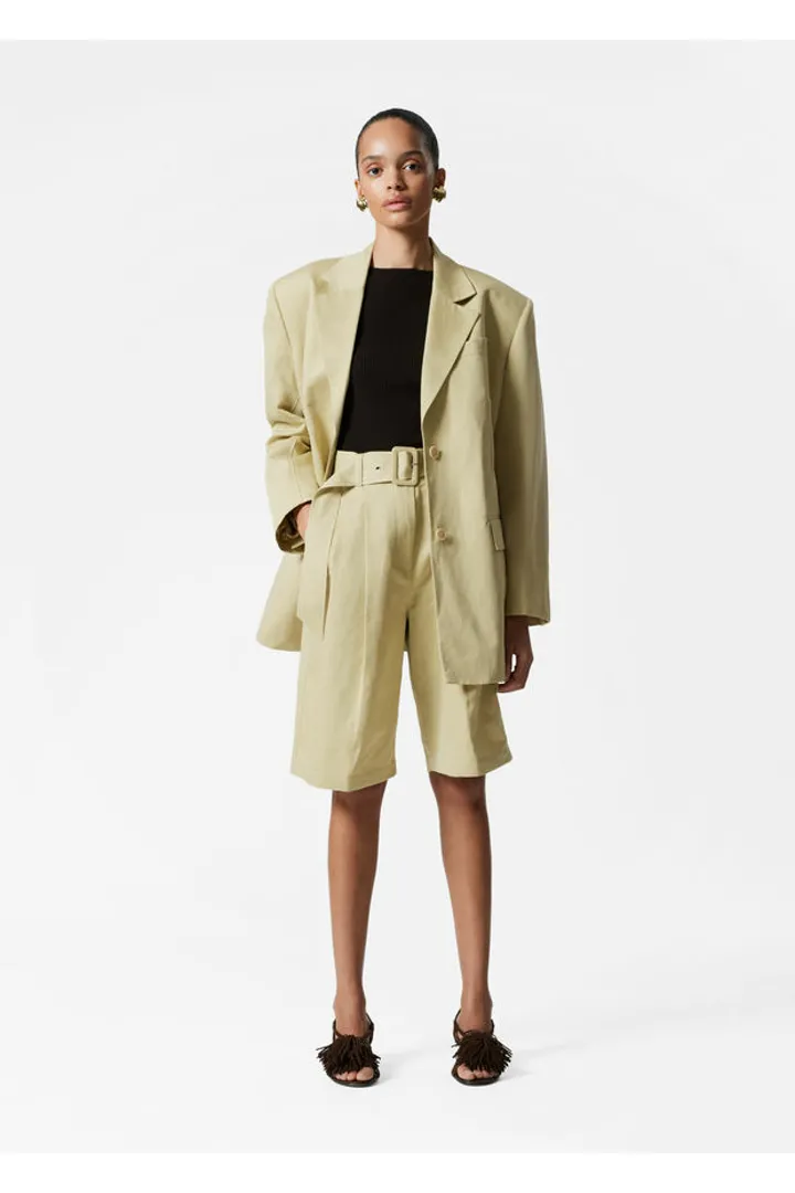 앤아더스토리즈 플리츠 버뮤다 쇼츠의 옐로우컬러 ECOMLook입니다.