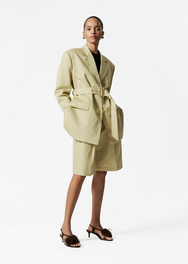 앤아더스토리즈 플리츠 버뮤다 쇼츠의 옐로우컬러 ECOMLook입니다.