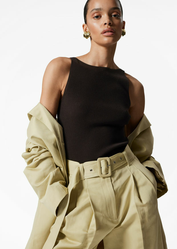 앤아더스토리즈 플리츠 버뮤다 쇼츠의 옐로우컬러 ECOMLook입니다.