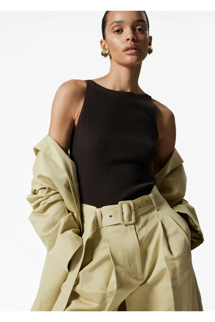 앤아더스토리즈 플리츠 버뮤다 쇼츠의 옐로우컬러 ECOMLook입니다.