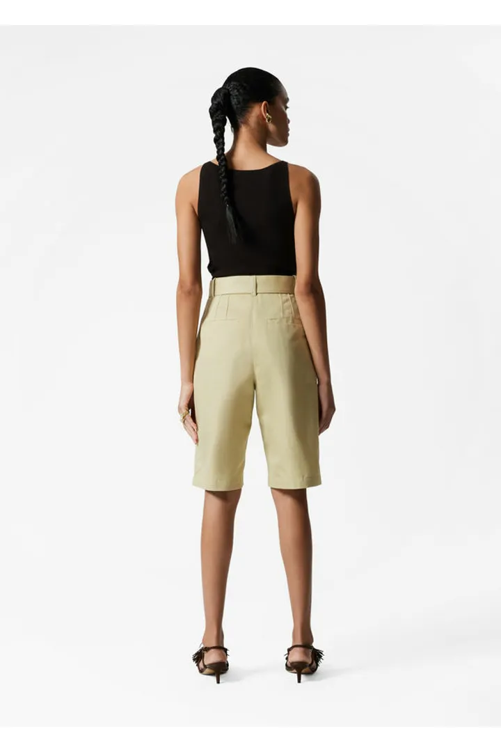 앤아더스토리즈 플리츠 버뮤다 쇼츠의 옐로우컬러 ECOMLook입니다.