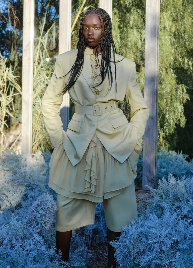 앤아더스토리즈 플리츠 버뮤다 쇼츠의 옐로우컬러 Environmental입니다.