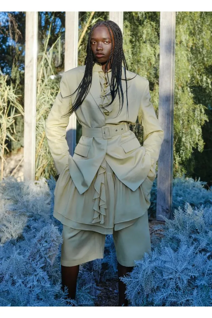 앤아더스토리즈 플리츠 버뮤다 쇼츠의 옐로우컬러 Environmental입니다.