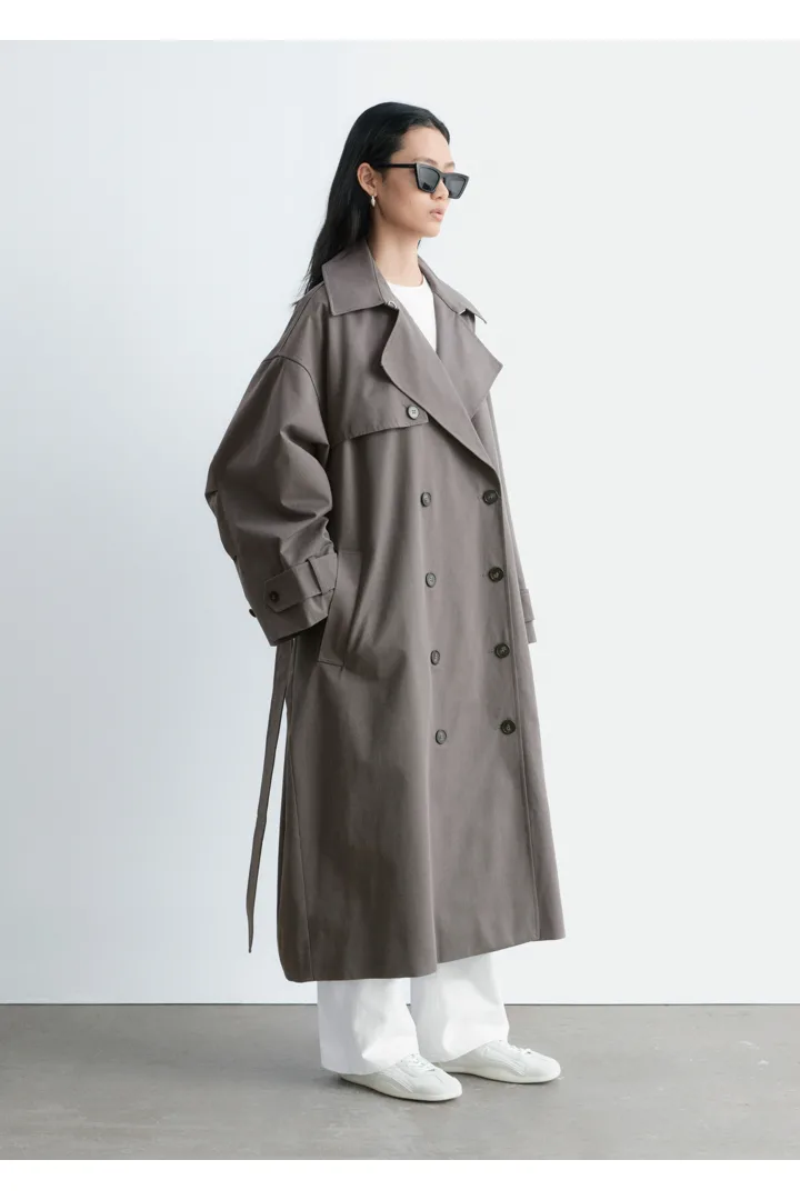 앤아더스토리즈 더블 브레스티드 트렌치 코트의 베이지컬러 ECOMLook입니다.