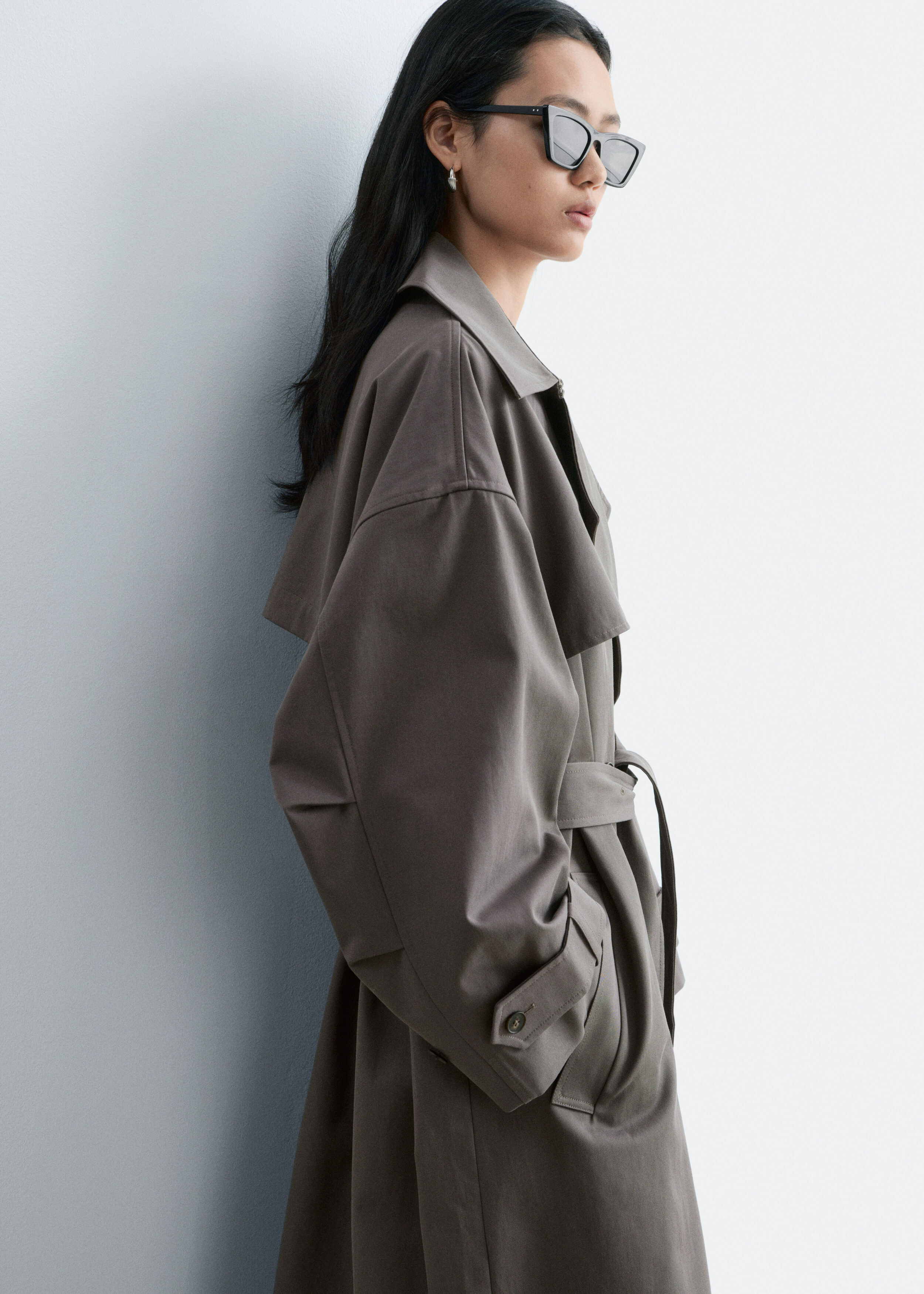 앤아더스토리즈 더블 브레스티드 트렌치 코트의 베이지컬러 ECOMLook입니다.