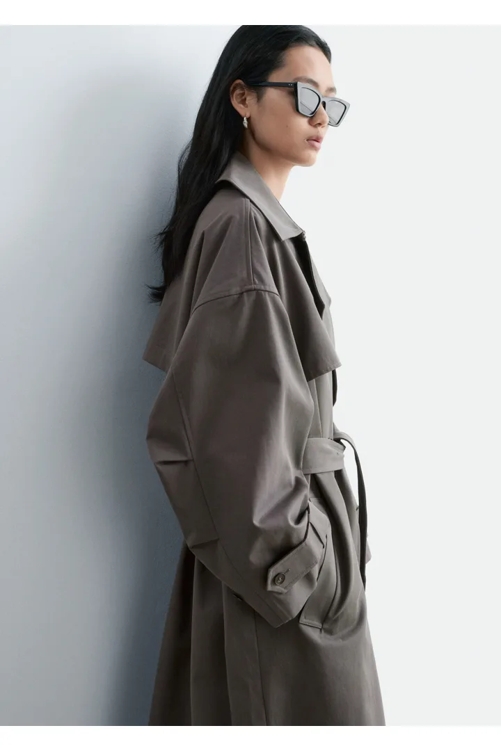 앤아더스토리즈 더블 브레스티드 트렌치 코트의 베이지컬러 ECOMLook입니다.