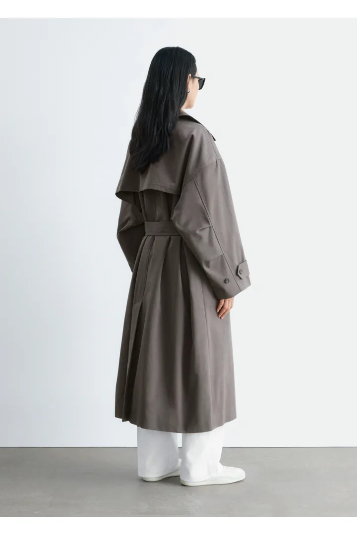 앤아더스토리즈 더블 브레스티드 트렌치 코트의 베이지컬러 ECOMLook입니다.