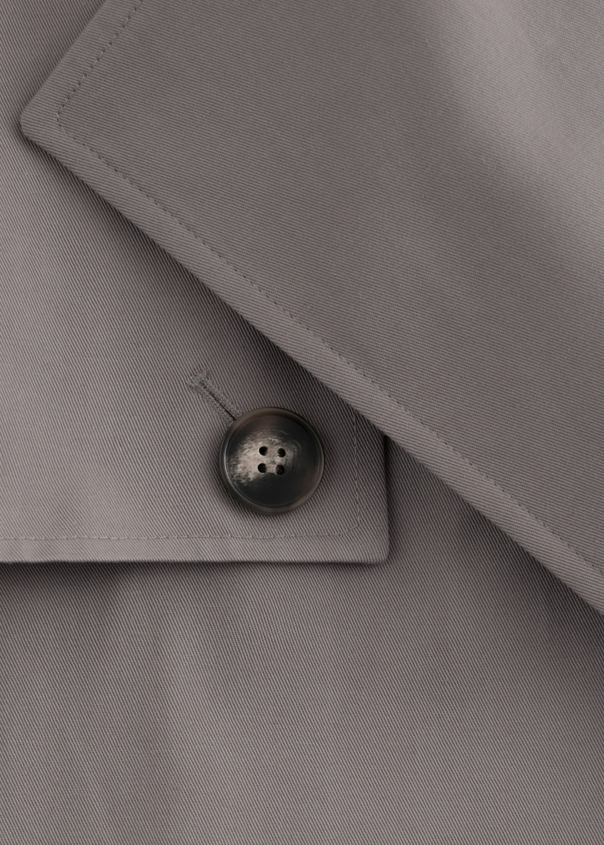 앤아더스토리즈 더블 브레스티드 트렌치 코트의 베이지컬러 Detail입니다.