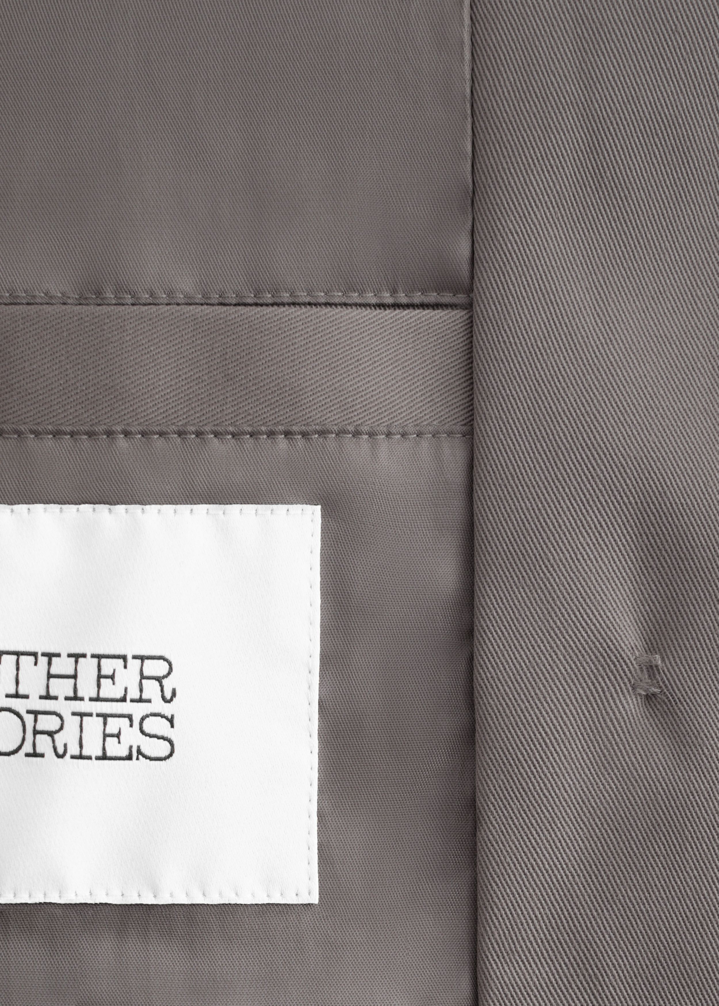 앤아더스토리즈 더블 브레스티드 트렌치 코트의 베이지컬러 Detail입니다.