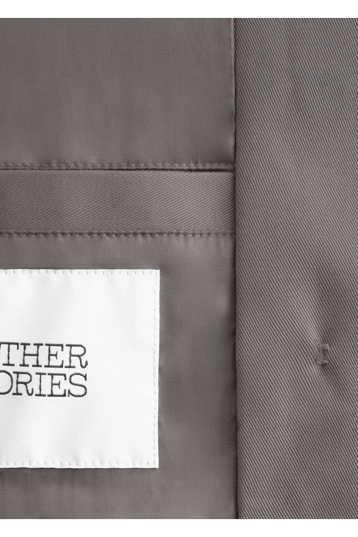 앤아더스토리즈 더블 브레스티드 트렌치 코트의 베이지컬러 Detail입니다.