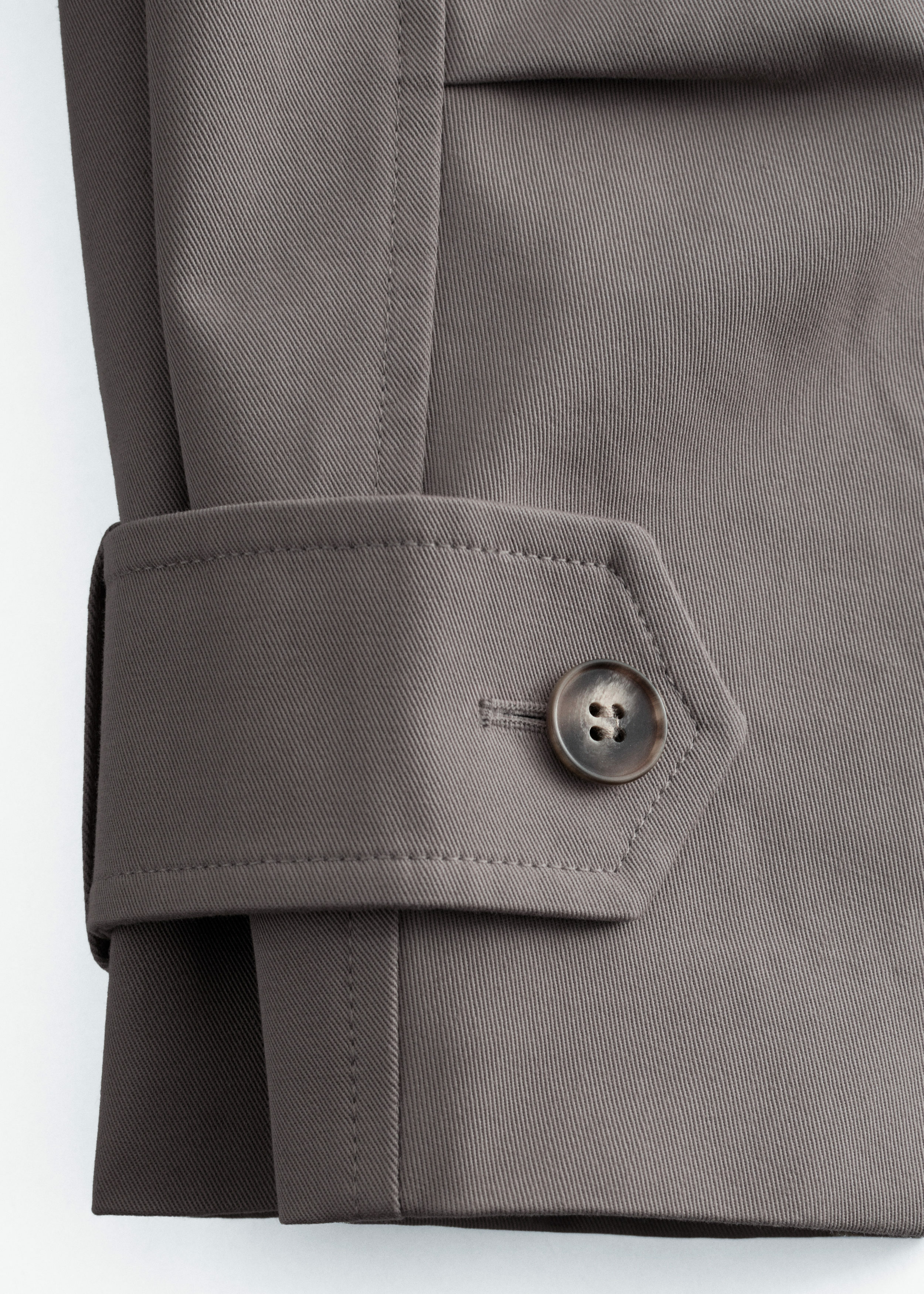 앤아더스토리즈 더블 브레스티드 트렌치 코트의 베이지컬러 Detail입니다.