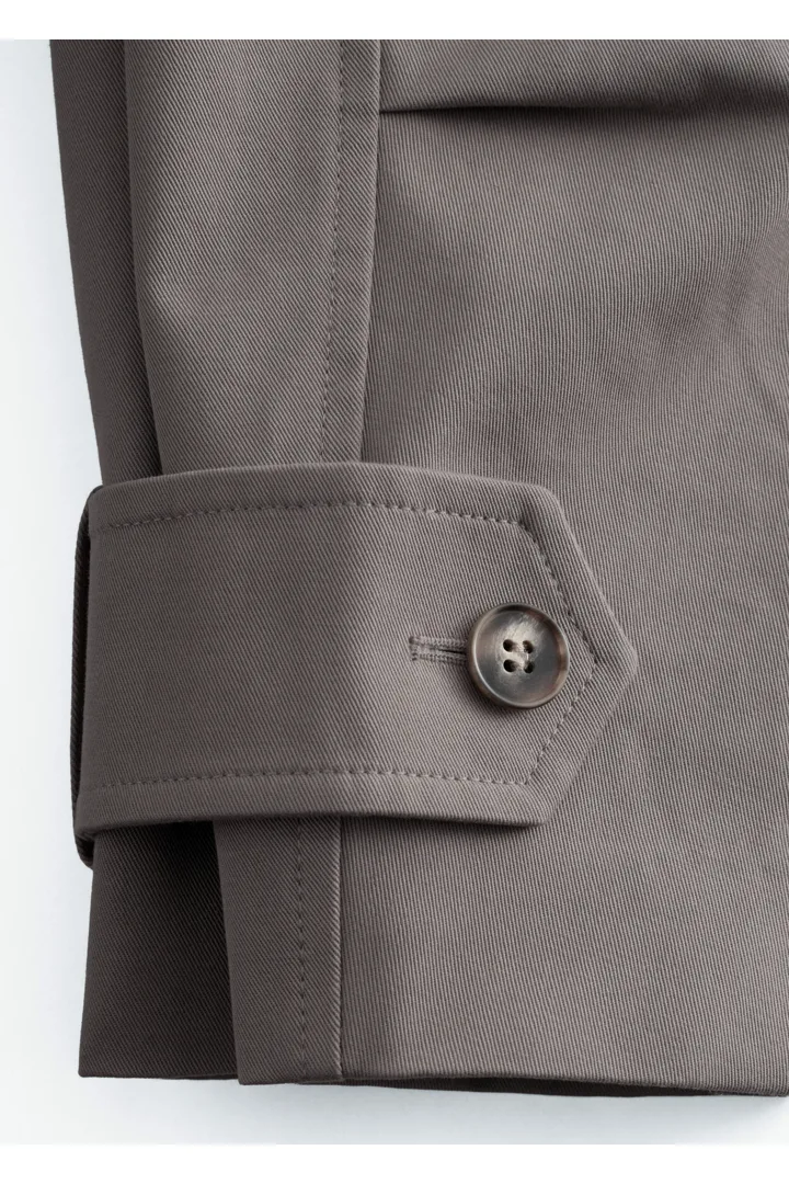 앤아더스토리즈 더블 브레스티드 트렌치 코트의 베이지컬러 Detail입니다.