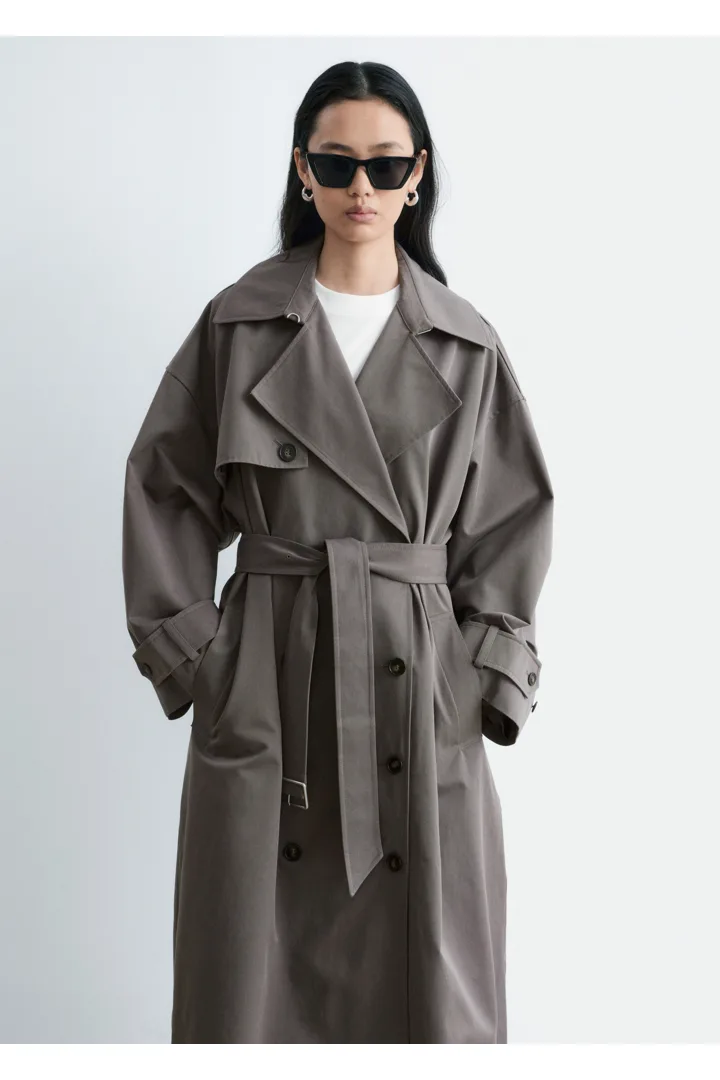 앤아더스토리즈 더블 브레스티드 트렌치 코트의 베이지컬러 ECOMLook입니다.