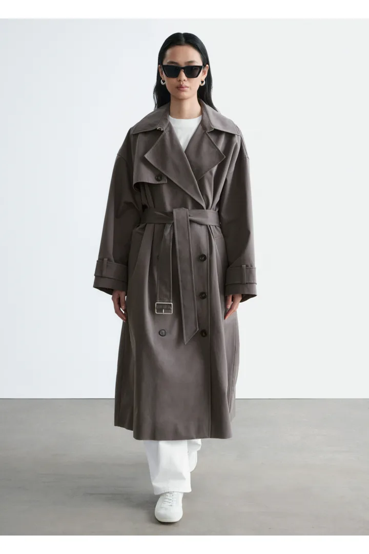 앤아더스토리즈 더블 브레스티드 트렌치 코트의 베이지컬러 ECOMLook입니다.