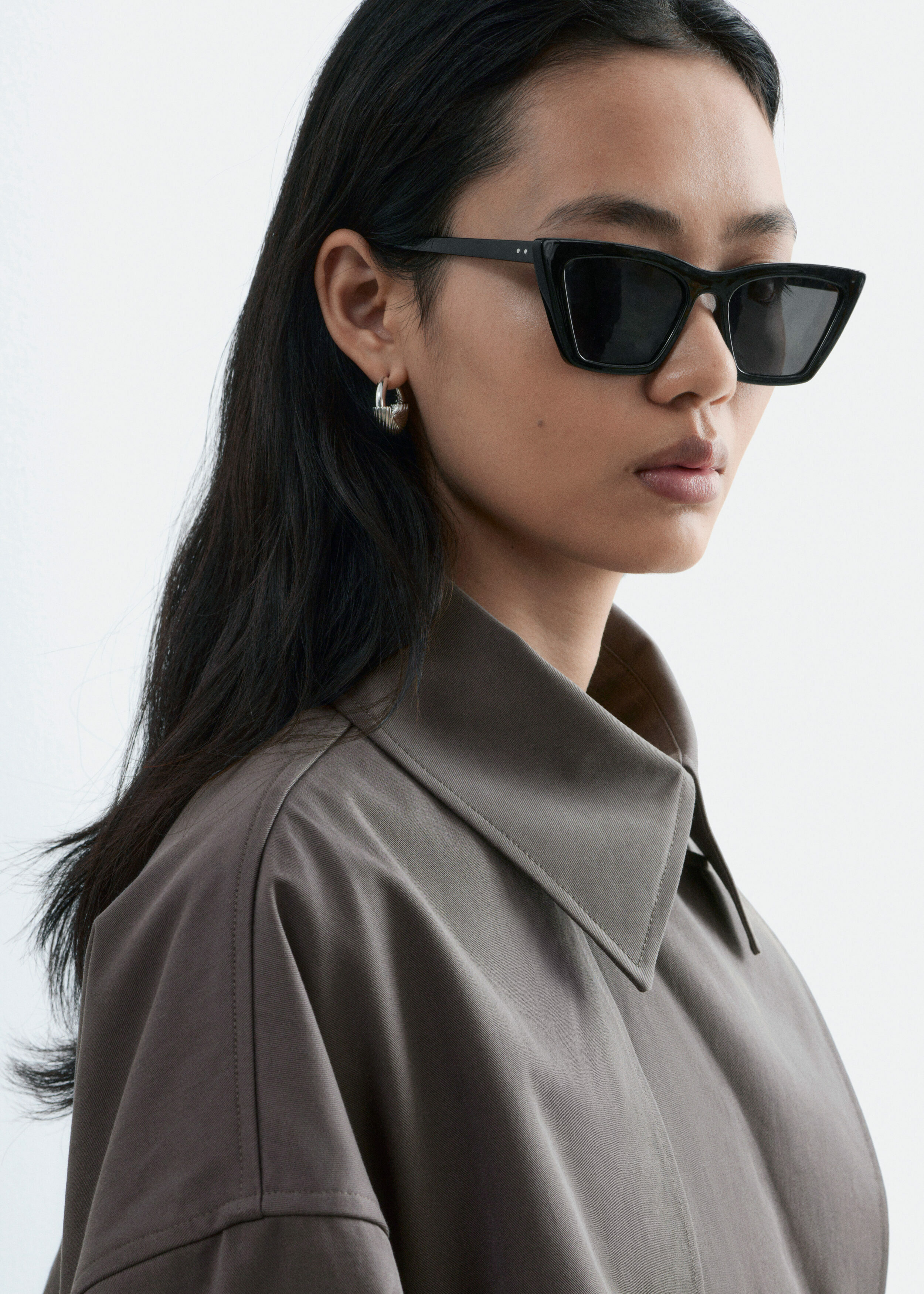 앤아더스토리즈 더블 브레스티드 트렌치 코트의 베이지컬러 ECOMLook입니다.