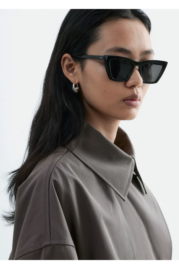 앤아더스토리즈 더블 브레스티드 트렌치 코트의 베이지컬러 ECOMLook입니다.