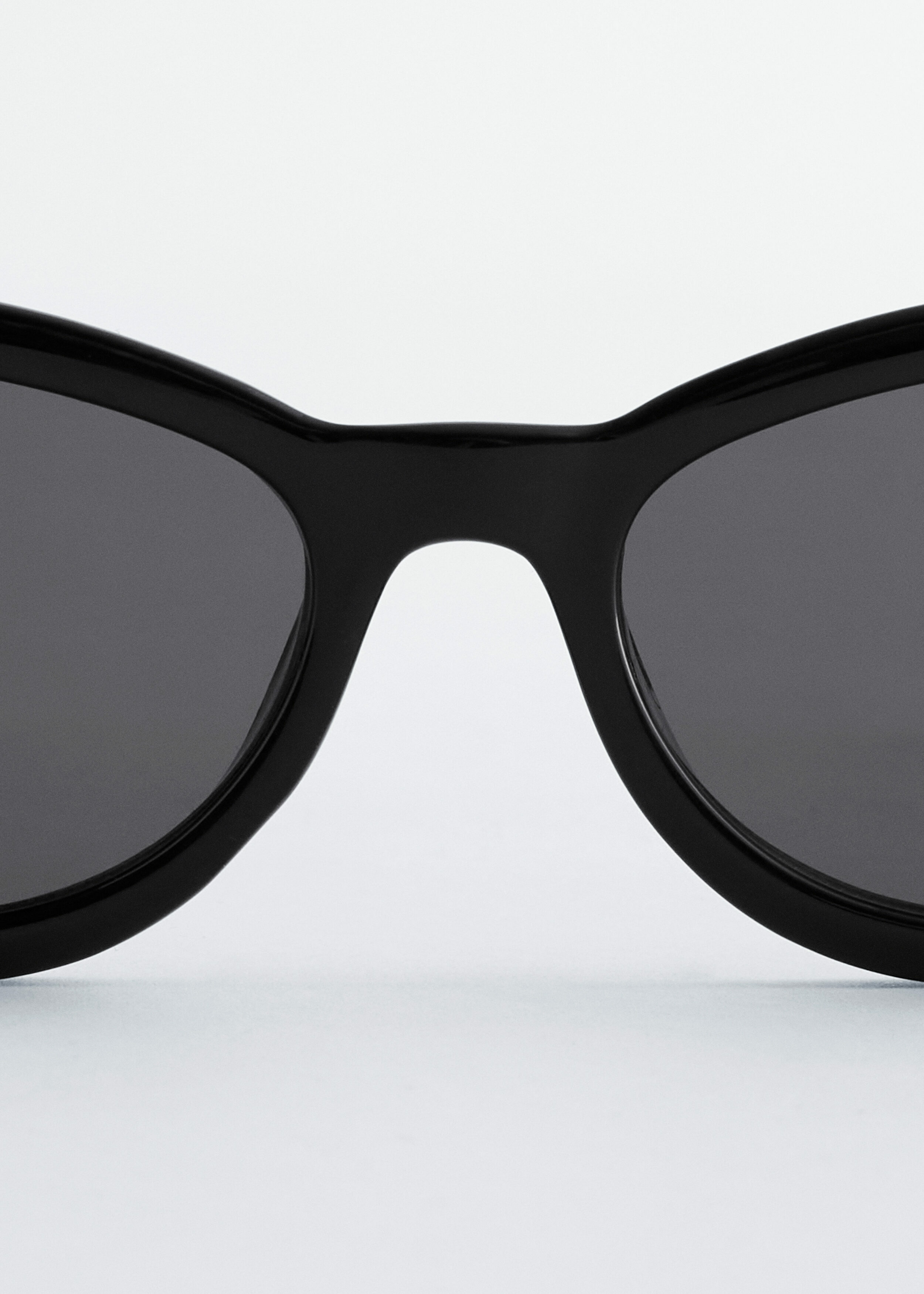 앤아더스토리즈 내로우 렉탱글 선글라스의 블랙컬러 Detail입니다.