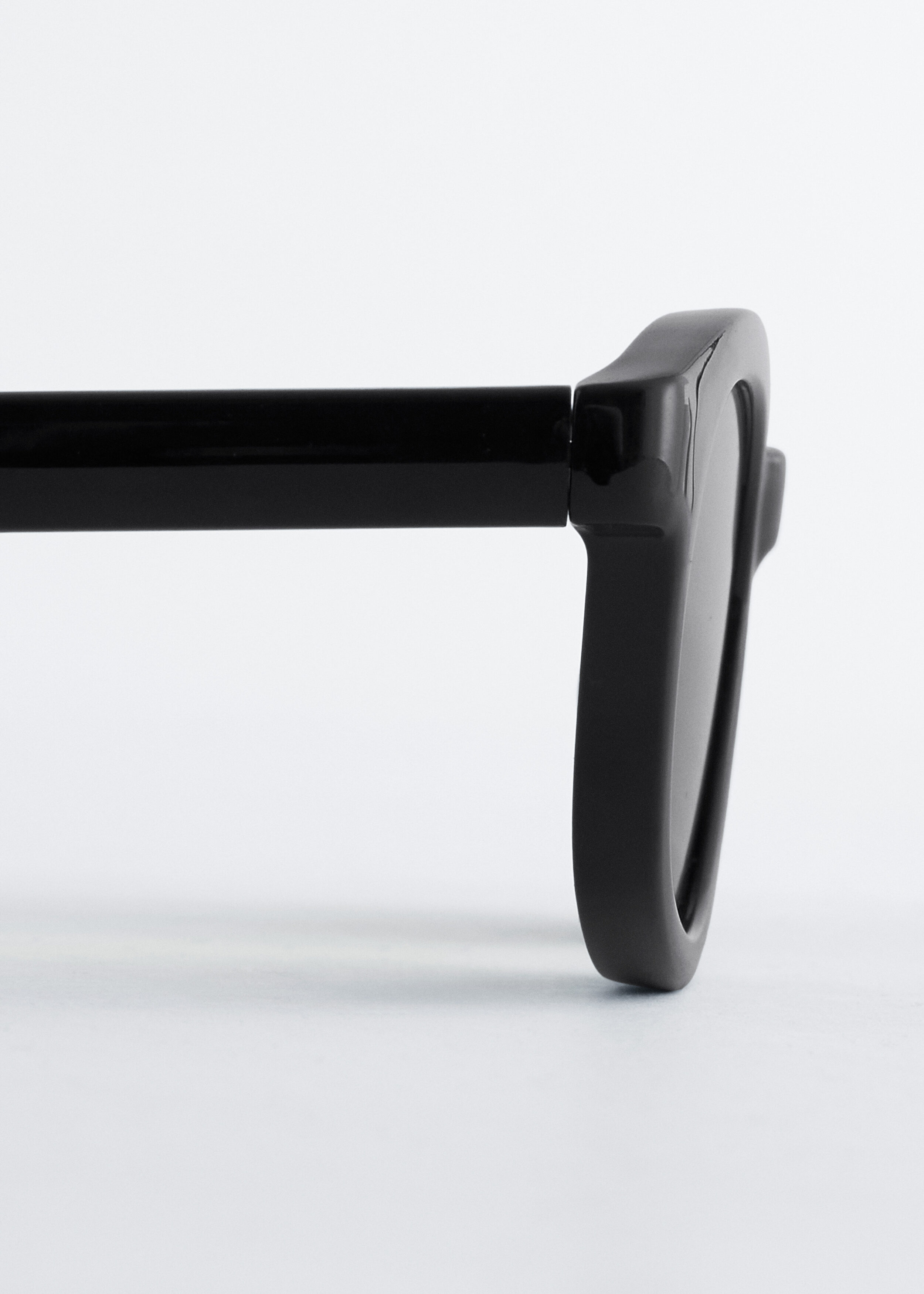 앤아더스토리즈 내로우 렉탱글 선글라스의 블랙컬러 Detail입니다.