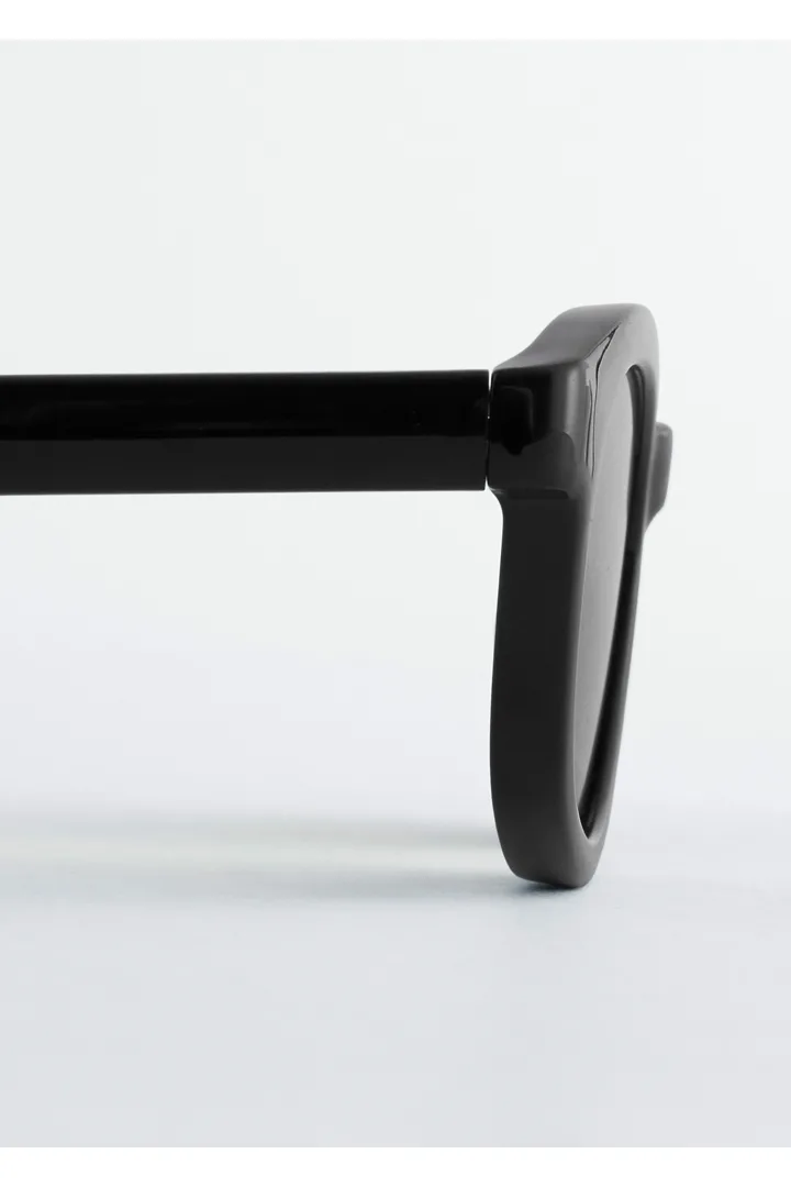 앤아더스토리즈 내로우 렉탱글 선글라스의 블랙컬러 Detail입니다.