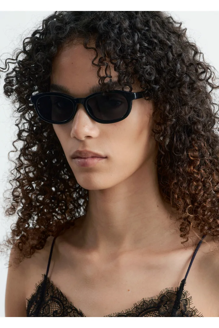 앤아더스토리즈 내로우 렉탱글 선글라스의 블랙컬러 ECOMLook입니다.