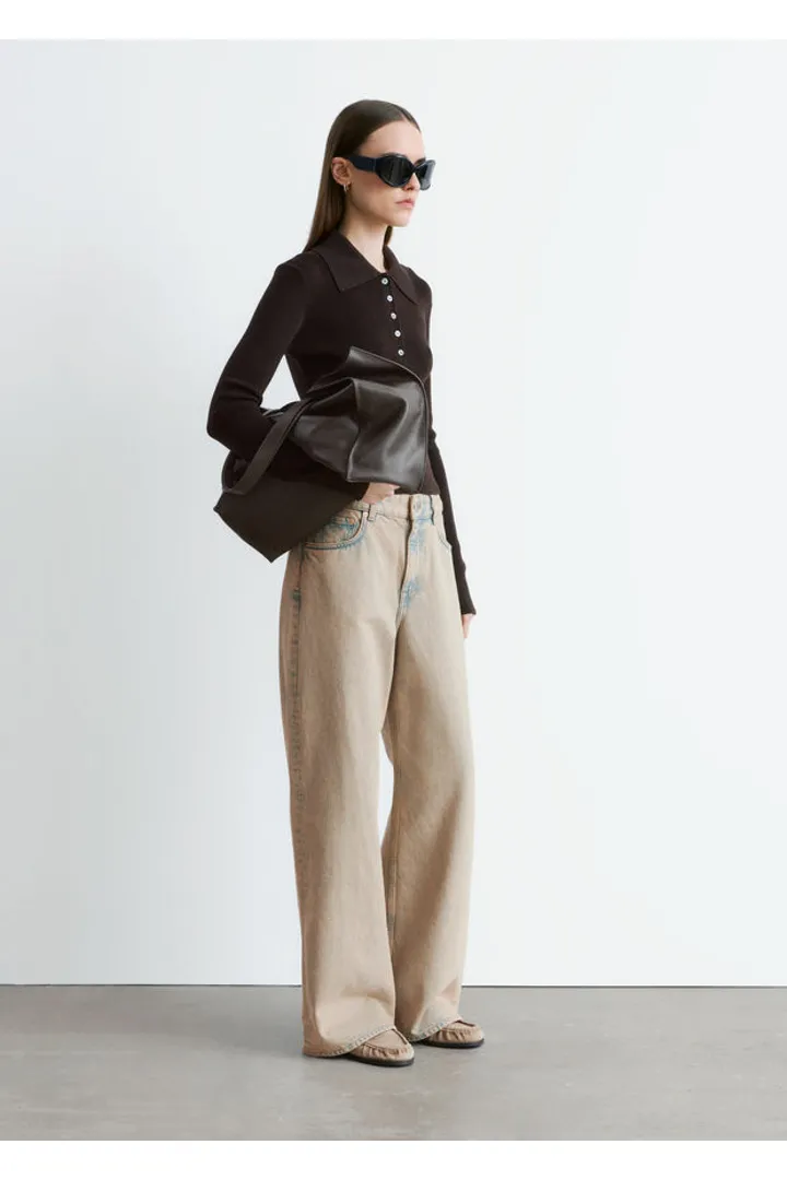 앤아더스토리즈 와이드 레그 진의 워시드 베이지컬러 ECOMLook입니다.