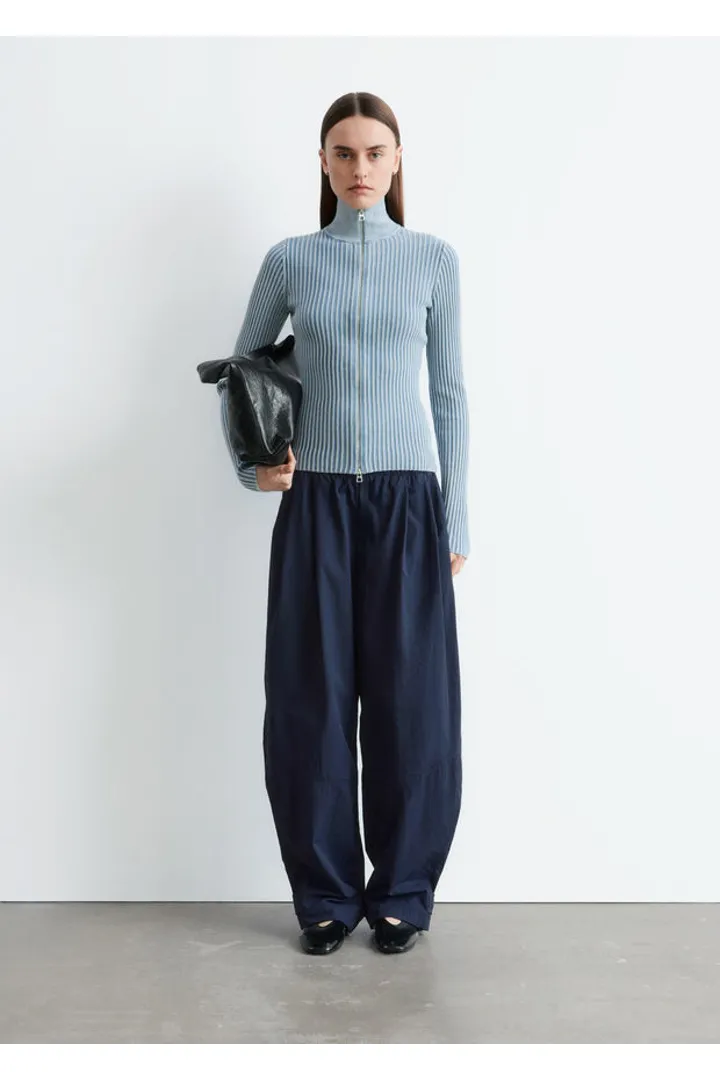 앤아더스토리즈 유틸리티 배럴 레그 트라우저의 네이비컬러 ECOMLook입니다.