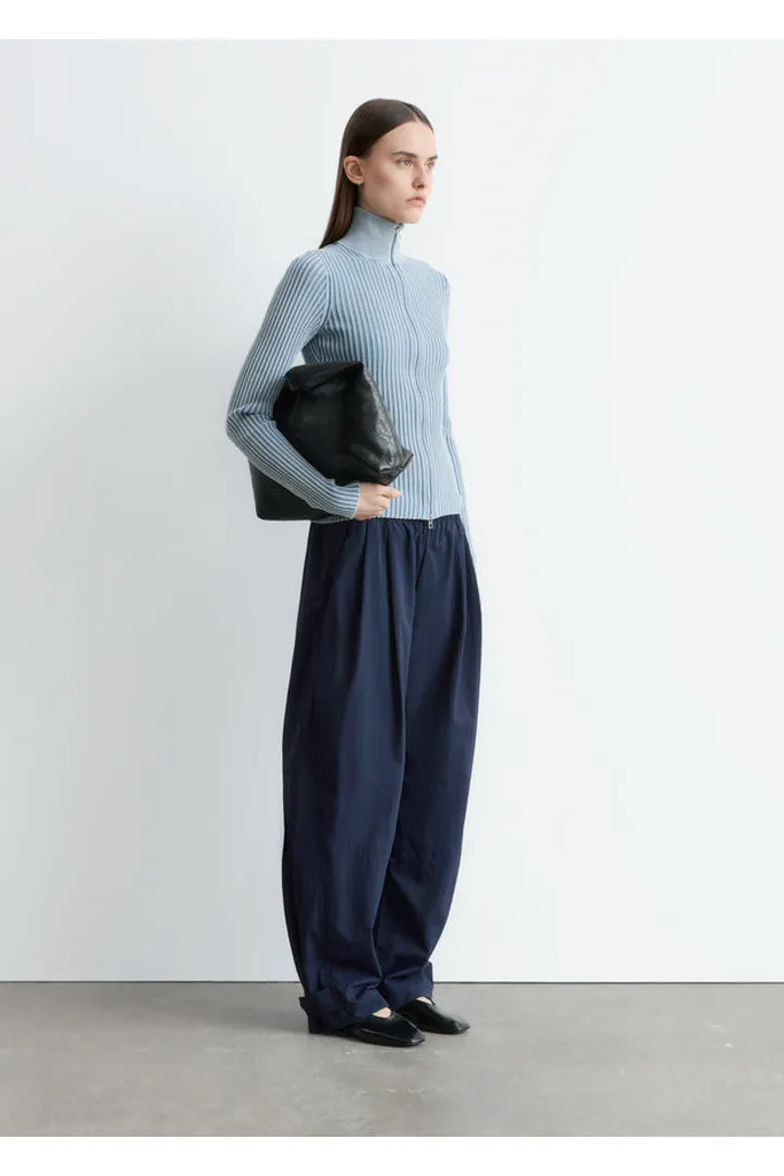 앤아더스토리즈 유틸리티 배럴 레그 트라우저의 네이비컬러 ECOMLook입니다.