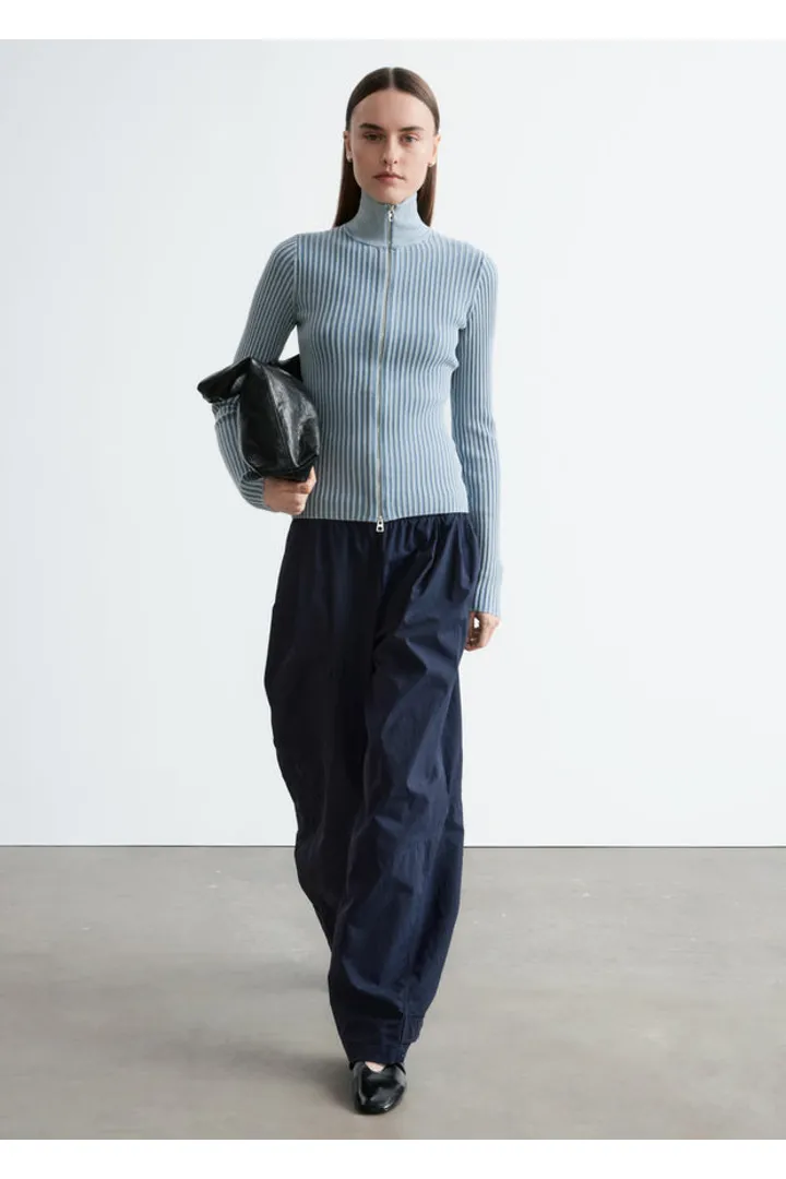 앤아더스토리즈 유틸리티 배럴 레그 트라우저의 네이비컬러 ECOMLook입니다.