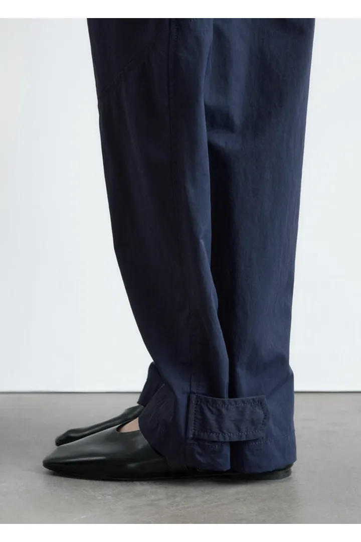 앤아더스토리즈 유틸리티 배럴 레그 트라우저의 네이비컬러 ECOMLook입니다.