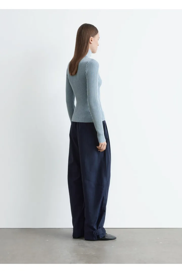 앤아더스토리즈 유틸리티 배럴 레그 트라우저의 네이비컬러 ECOMLook입니다.