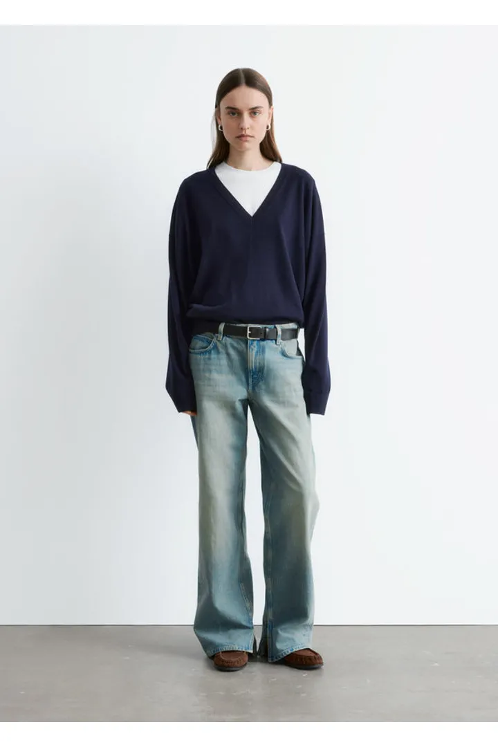 앤아더스토리즈 오버 사이즈 메리노 울 스웨터의 네이비컬러 ECOMLook입니다.