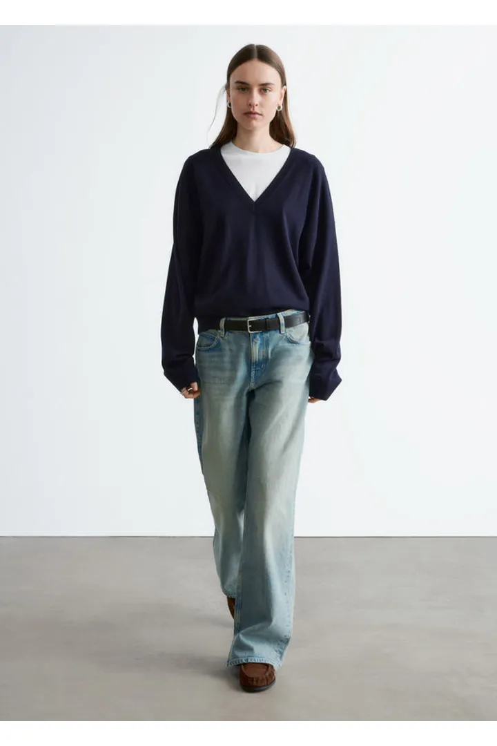 앤아더스토리즈 오버 사이즈 메리노 울 스웨터의 네이비컬러 ECOMLook입니다.