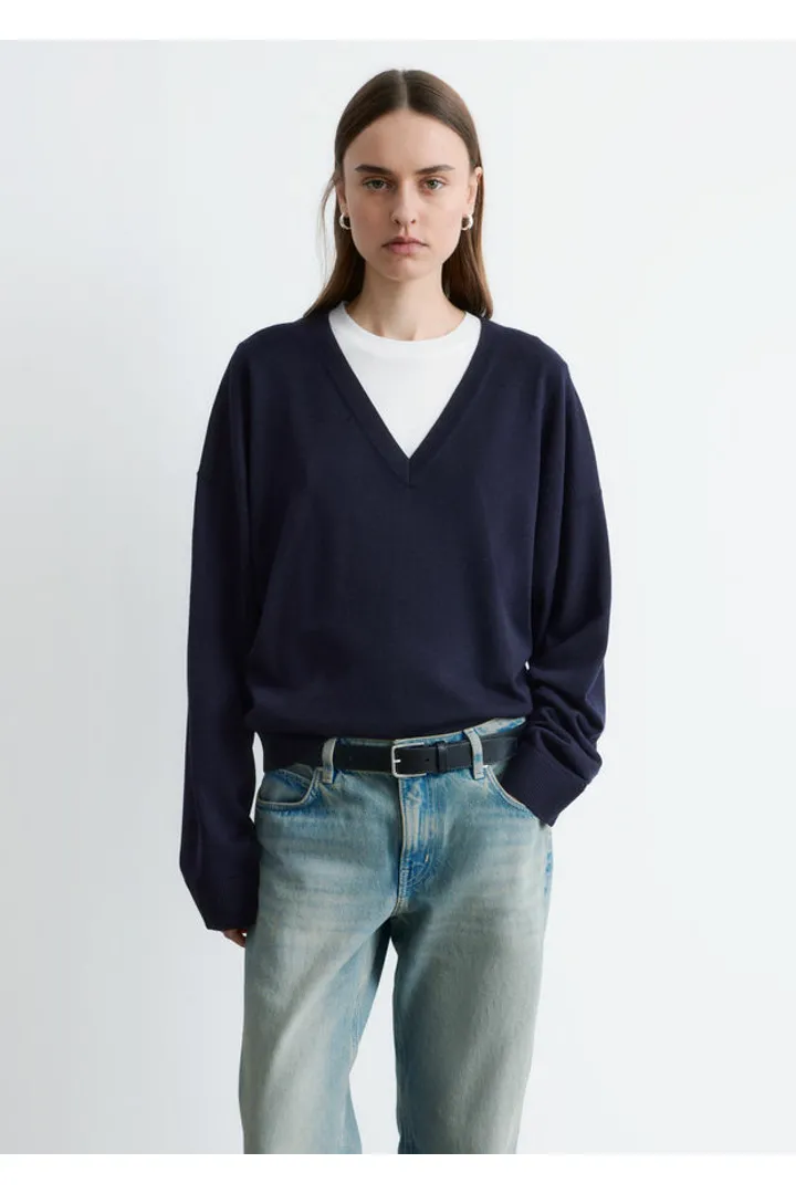 앤아더스토리즈 오버 사이즈 메리노 울 스웨터의 네이비컬러 ECOMLook입니다.