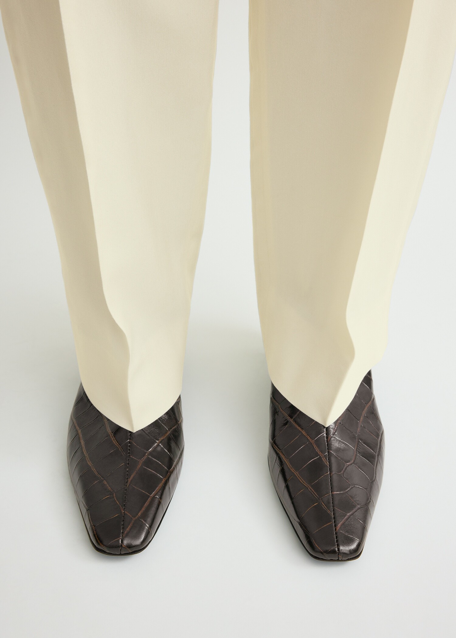 TOTEME 더 미드 힐 레더 부츠 다크 브라운 크로코의 다크 브라운 크로코컬러 1번쨰 이미지입니다.