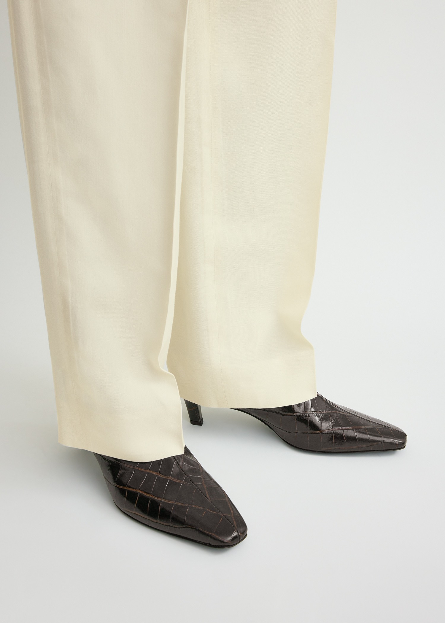 TOTEME 더 미드 힐 레더 부츠 다크 브라운 크로코의 다크 브라운 크로코컬러 2번쨰 이미지입니다.