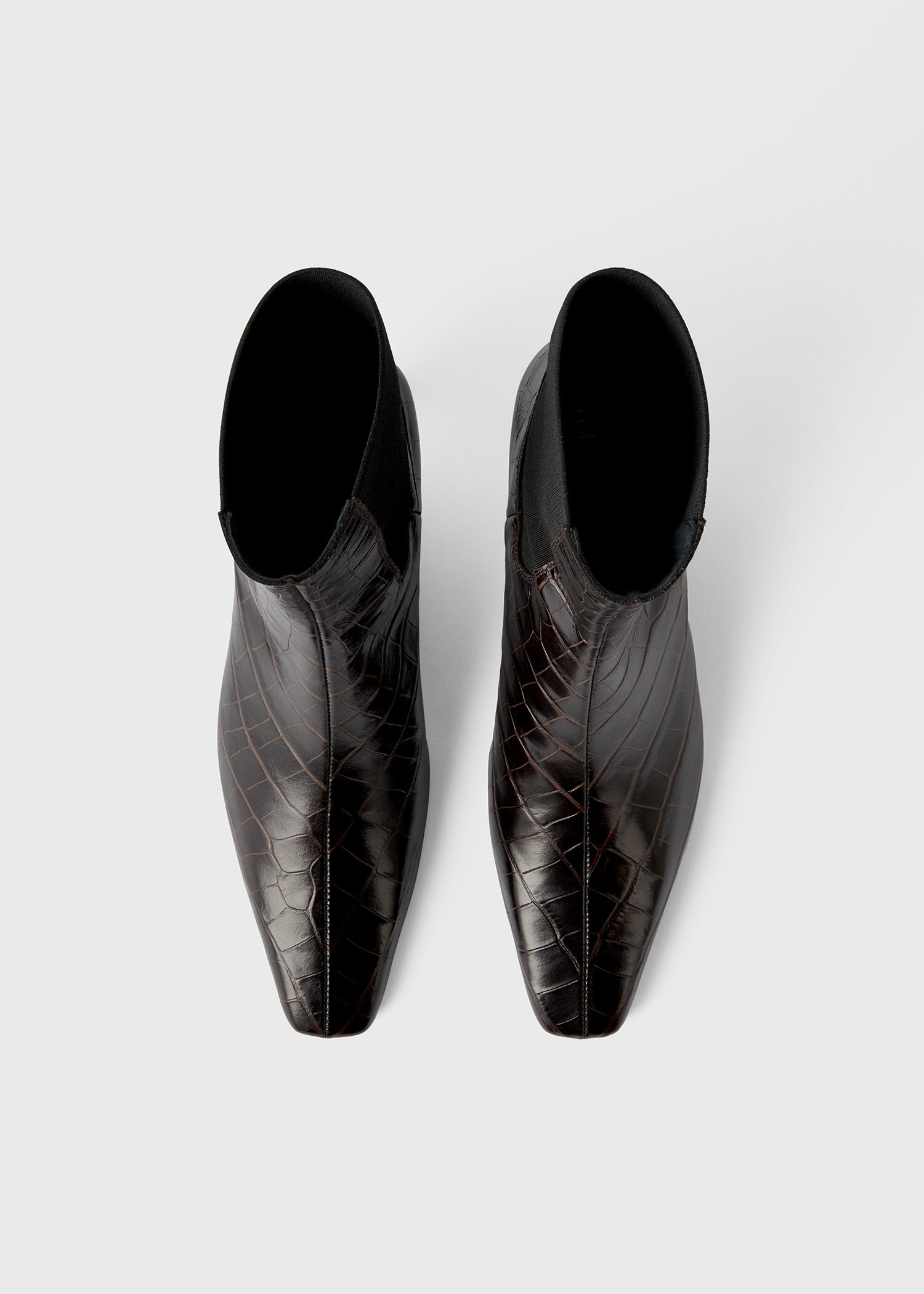 TOTEME 더 미드 힐 레더 부츠 다크 브라운 크로코의 다크 브라운 크로코컬러 3번쨰 이미지입니다.