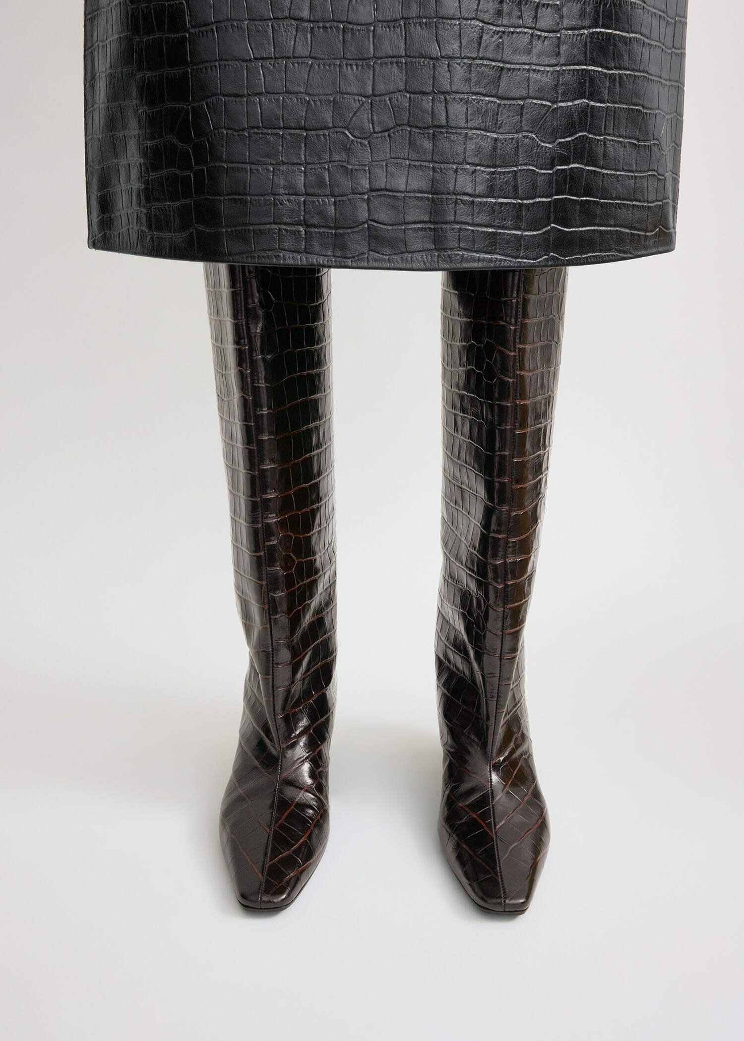 TOTEME 더 와이드 샤프트 부츠 다크 브라운 크로코의 다크 브라운 크로코컬러 1번쨰 이미지입니다.