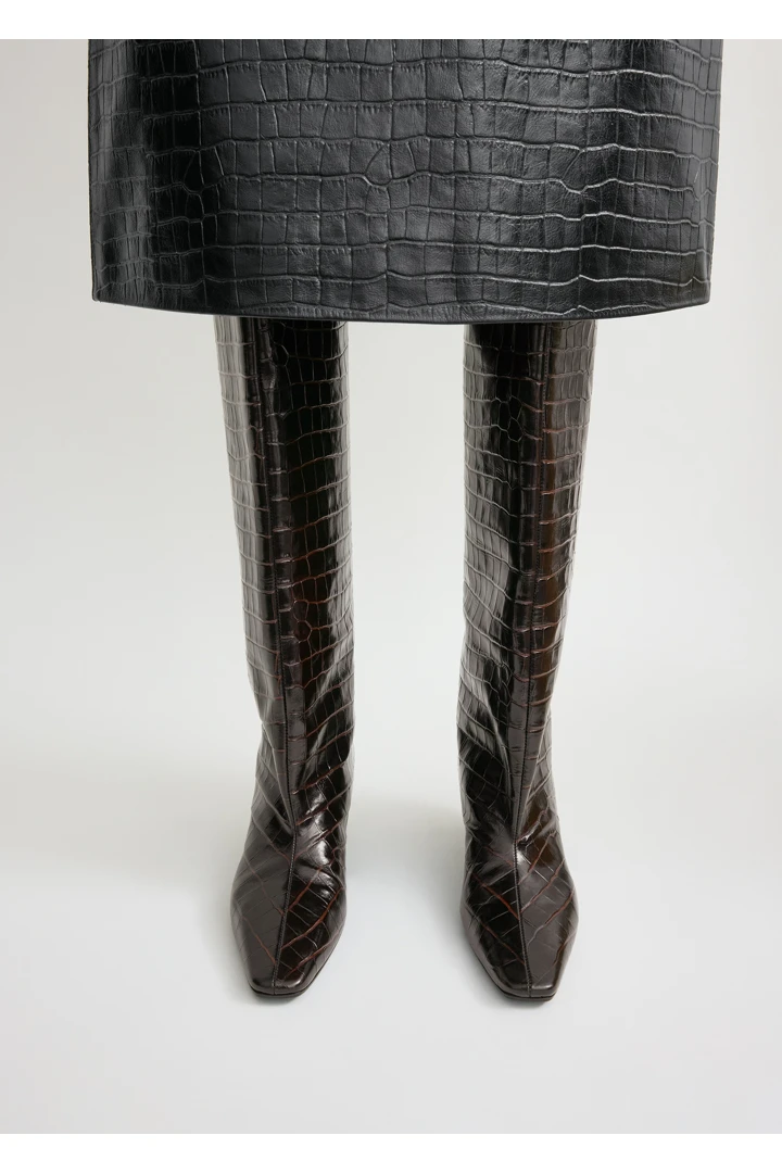 TOTEME 더 와이드 샤프트 부츠 다크 브라운 크로코의 다크 브라운 크로코컬러 1번쨰 이미지입니다.